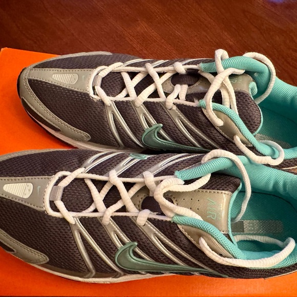 ***NIB*** Nike Air Women’s Sneakers in Teal, Grey & White- Size 10 - Picture 6 of 9